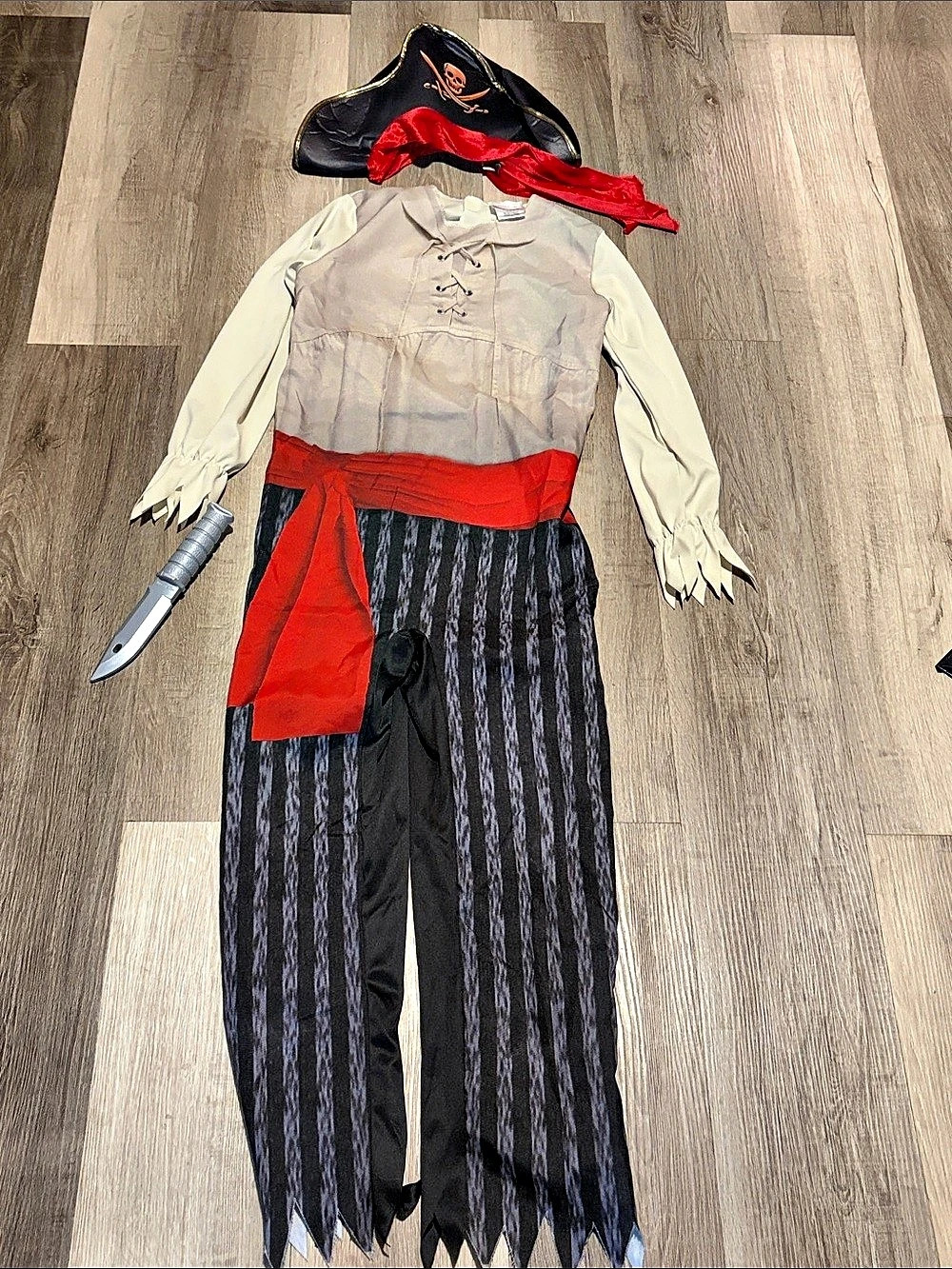 HalloweenCostumes kids Pirate costume in Black & Red size L 10-12
